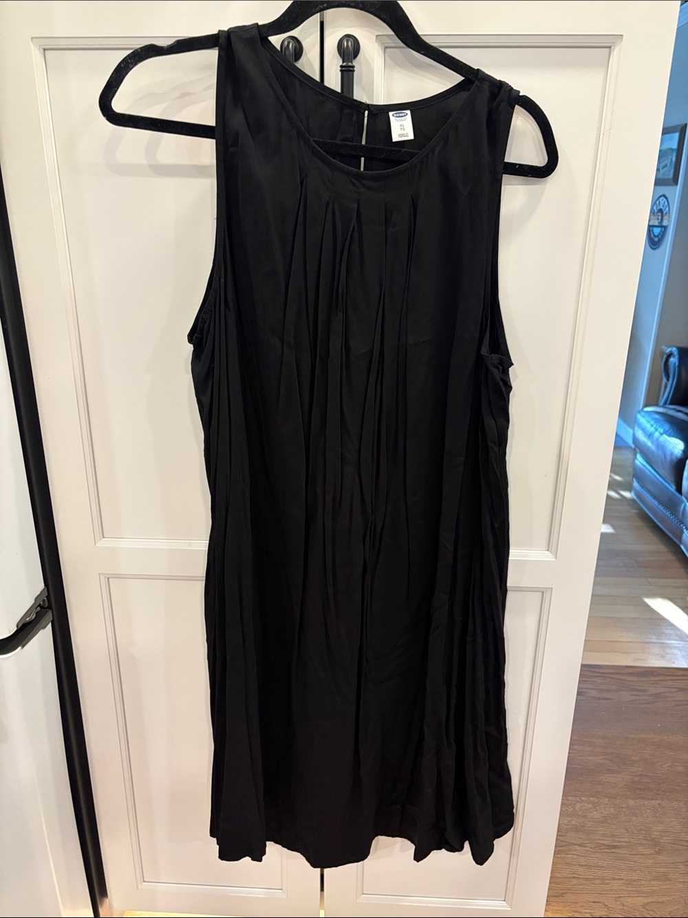 Old Navy Black Sleeveless Pleated Midi Dress